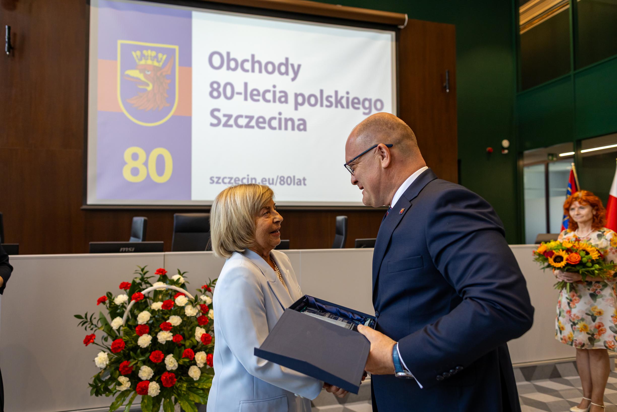 Barbara Jaskierska przyjmuje gratulacje od Piotra Krzystka, prezydenta Szczecina.